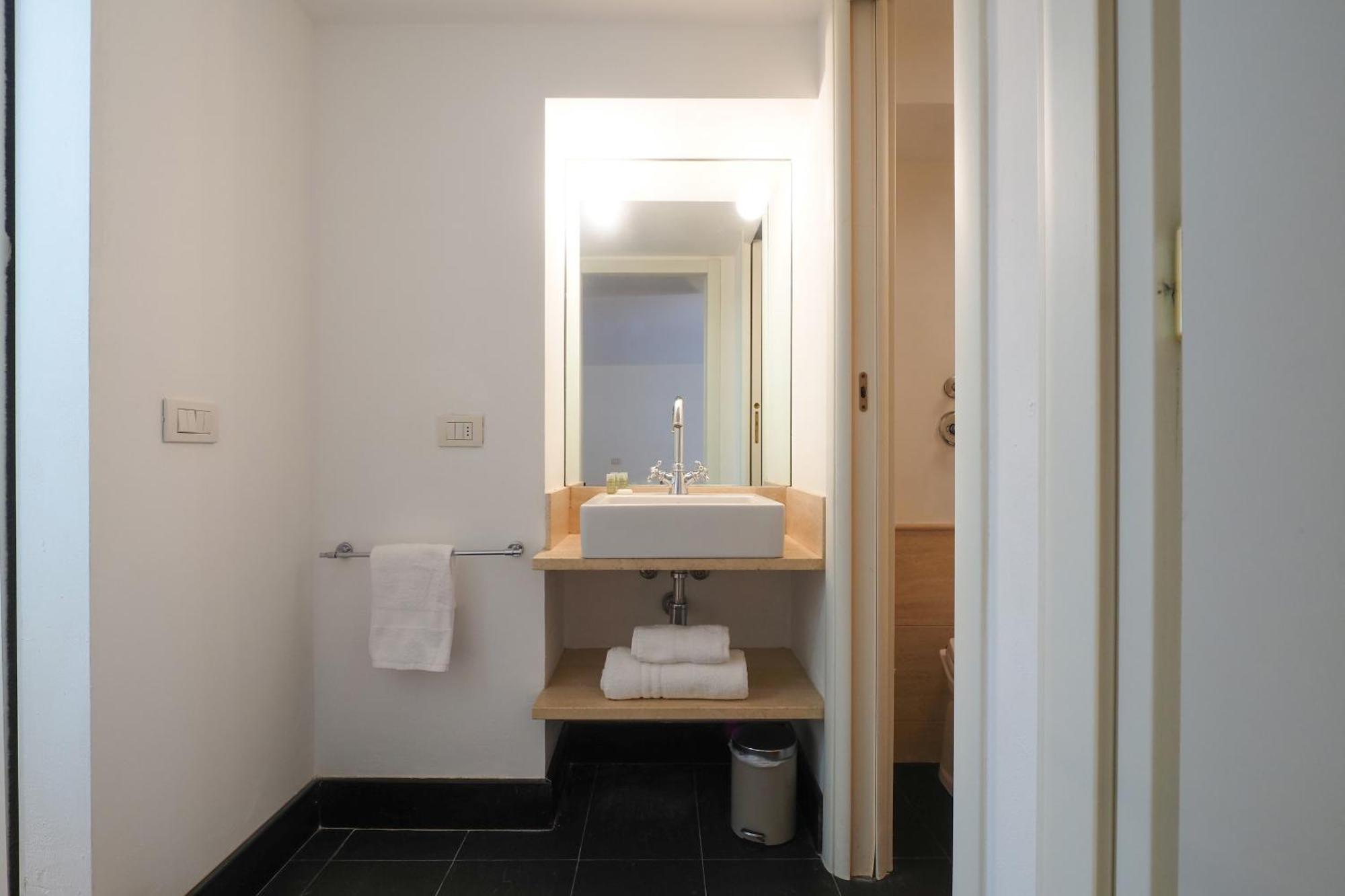Appartement Enchanting Loft Between History And Tranquility Milaan